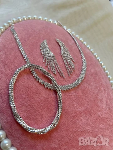 колие, гривна и обеци 