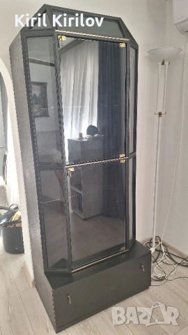 Холова витрина с голямо долно чекмедже