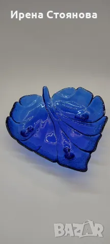 Голяма, стъклена фруктиера във формата на листо с крачета. 