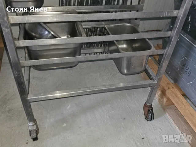 Неръждаема маса на колела със шишове за потготовка за пиле на грил, снимка 3 - Други машини и части - 48164197