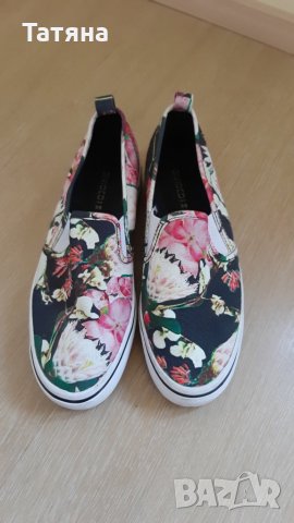 Обувки на цветя  и кецове, снимка 1 - Дамски ежедневни обувки - 30189992