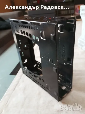 Монтажна шейна за СД плеър/радиокасетофон за автомобил.