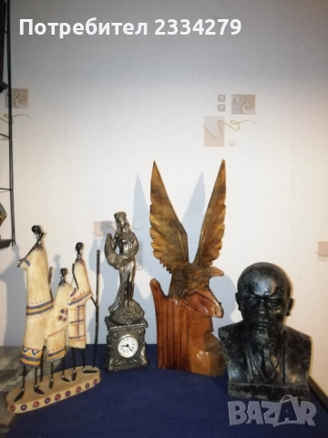 Стари статуетки от различни години, различни автори и материали. 