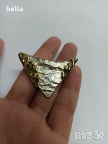 Сребърна брошка със позлатени елементи 925 маркировка  и две букви.Цена 150 лв, снимка 4 - Антикварни и старинни предмети - 52676258