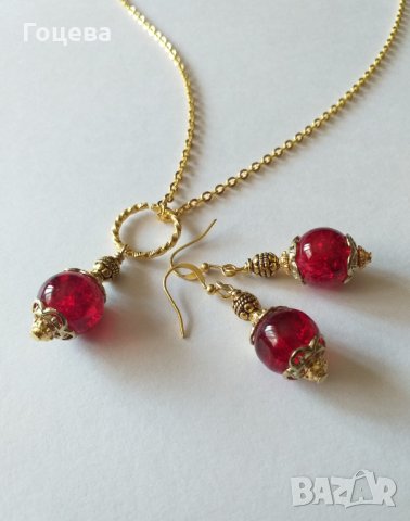 Прелестен комплект колие и обици с рубинено червени мъниста и изящни орнаменти в цвят Антично злато