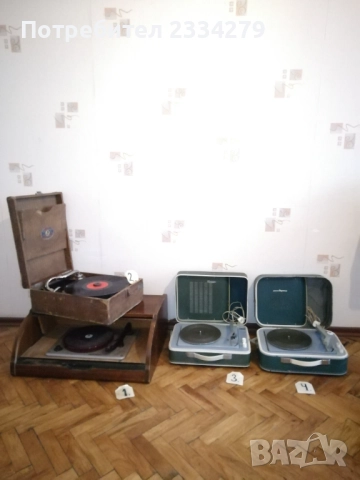 Стари грамофони от различни години и различни държави