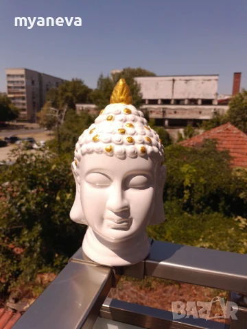 Порцеланова глава на Буда в поза релакс и медитация. Декорация за дом или градина . 