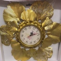 Стенен часовник в златно - метален, снимка 1 - Стенни часовници - 40562172
