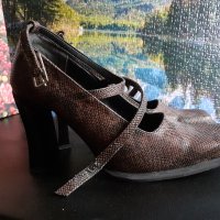 Кафяви есенни обувки с каишка и змийски принт, снимка 2 - Дамски обувки на ток - 30195480