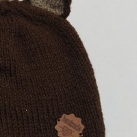 Безшевно ръчно плетена детска шапка с ушички , снимка 8 - Шапки, шалове и ръкавици - 42230111