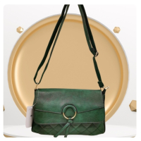 Стилна дамска чанта от еко к. с декорация от метален ринг, клъч закопчаване, снимка 1 - Чанти - 44571980