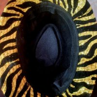 Тигрова шапка с паиети, снимка 10 - Шапки - 34042278