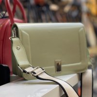 Модерна и стилна дамска чанта в нежни лачени цветове, снимка 3 - Чанти - 44329756
