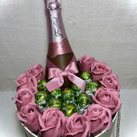 Подаръчни кутии с рози, бонбони или пенливо вино, снимка 4 - Изкуствени цветя - 44812194