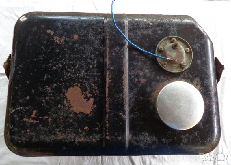 Части за ретро автомобил Трабант 601 резервуар употребяван оригинал DDR  произведен 1982 год., снимка 1