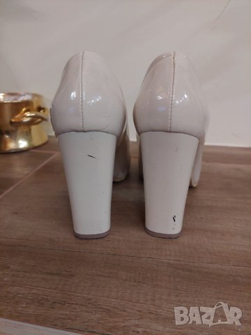 Лачени обувки на ток Tendenz, цвят слонова кост, снимка 5 - Дамски обувки на ток - 39433668