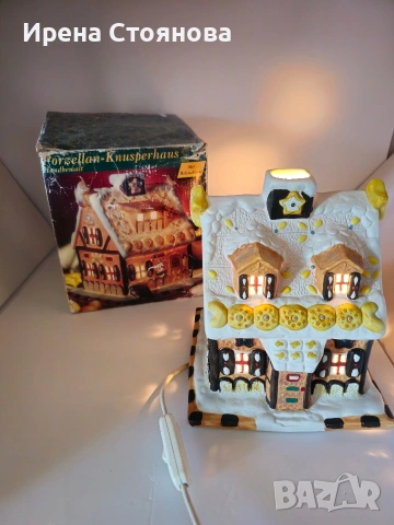 Ръчно изработена порцеланова коледна къщичка лампа.