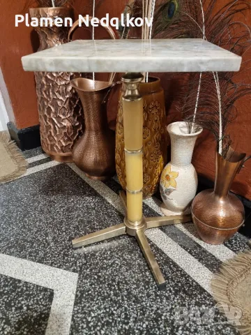 Стара телефонна масичка,месингови орнаменти с мраморна плоча от шестдесетте години., снимка 3 - Антикварни и старинни предмети - 49573053