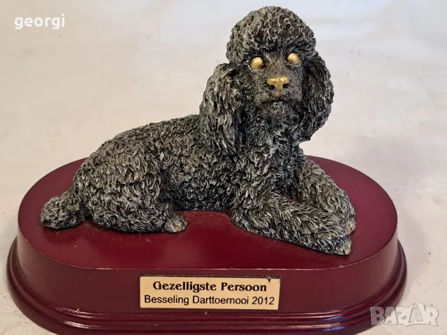 фигурка на куче върху дървен пиедестал 23/1