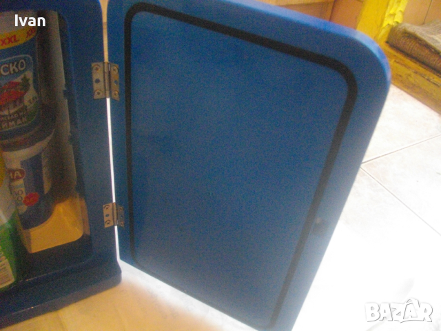 Оригинален Немски Мини Хладилник-Висок Клас-12V/220V-WAEGO-С Осветление-Лимитирана Серия-Отличен, снимка 3 - Хладилници - 44632793