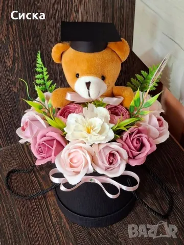 Тематичен букет със 11 броя сапунени цветя и мече за предстоящите абитуриенти🕴💃🏼 или абсолвенти🎓, снимка 2 - Подаръци за жени - 45386805