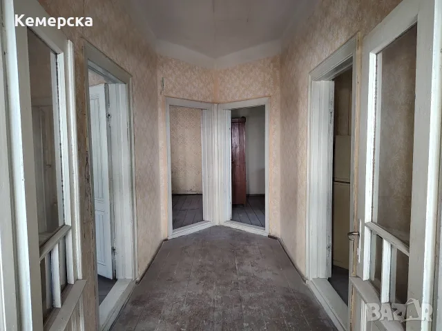 Продава едноетажна къща заедно с 2/3 ид.ч от двора в широк център, снимка 9 - Къщи - 55884742