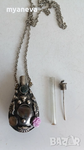 Старинно колие е флакон за парфюм  изработено от метал с декорация от камъни. , снимка 4 - Колиета, медальони, синджири - 54230608