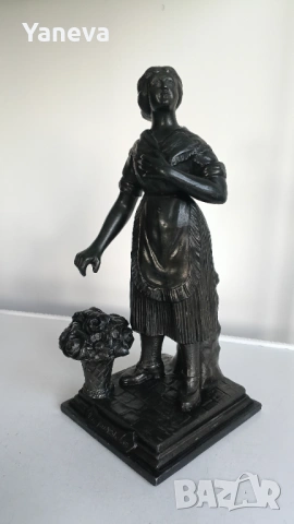 Френска, метална, антикварна статуетка  в романтичен стил, изобразяваща младо момиче с цветя. , снимка 5 - Статуетки - 54151864