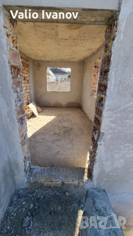 Продавам парцел с монолитна тухлена къща на 2 етажа в с.Яребична , снимка 9 - Вили - 49741419