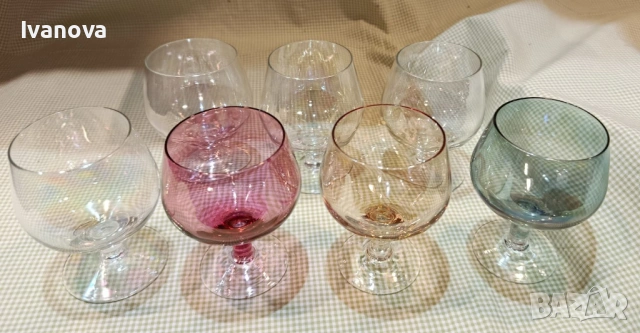 Красиви чаши за коняк от цветно стъкло