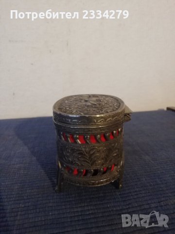 Стара кутийка за пръстени, орнаментирана метална с кадифе. , снимка 4 - Антикварни и старинни предмети - 44245717