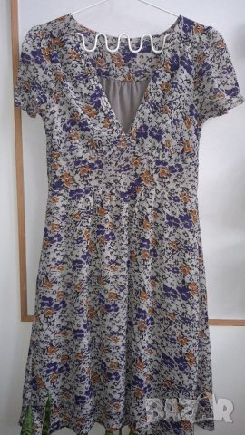 Дамска рокля къс ръкав М/Л на цветя Vобразно деколте лека материя висока талия без следи от употреба, снимка 1