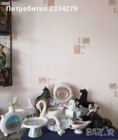 Порцеланови стари статуетки, изработени в различни времена в различни ателиета. . 