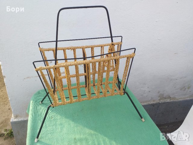 Стара метална поставка за вестници и списания