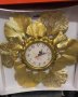 Стенен часовник в златно - метален, снимка 1 - Стенни часовници - 40562172