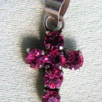Сребърен кръст с розови сапфири, снимка 1 - Колиета, медальони, синджири - 42755387