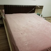 Спалня с двулицев матрак, подматрачна рамка и повдигащ механизъм 