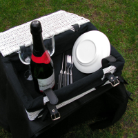 Бяла кошница за пикник за двама от естествени материали,, снимка 1 - Други стоки за дома - 44639642