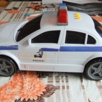Продавам детска играчка полицейска кола  със сигнални светлини и звук, снимка 1 - Коли, камиони, мотори, писти - 36632757