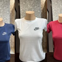 Дамски тениски Nike в червено, тъмно синьо и бяло, снимка 1 - Тениски - 44230035