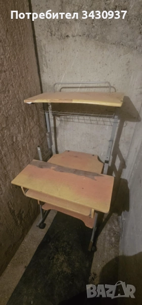 Компютърна маса с дървени повърхности и метален скелет, снимка 1