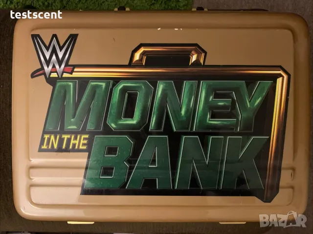 WWE Money In The Bank Briefcase куфар gold колекционерски Договорът в куфарче , снимка 10 - Колекции - 48988450