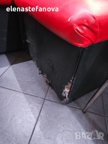 Комплект дивани, маса и три табуретки в червено и черно, снимка 6 - Дивани и мека мебел - 54001085