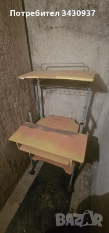 Компютърна маса с дървени повърхности и метален скелет