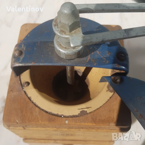 Старинна мелница за кафе , снимка 3 - Антикварни и старинни предмети - 51974046