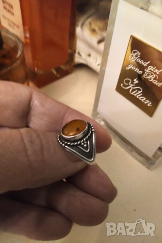 Авторски сребърен пръстен с естествен кехлибар ., снимка 3 - Пръстени - 44373814