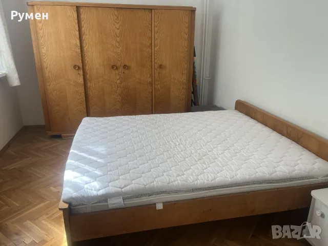 Дървен гардероб и дървена спалня