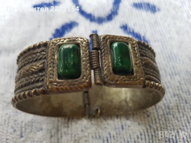 Стара гривна с камъни