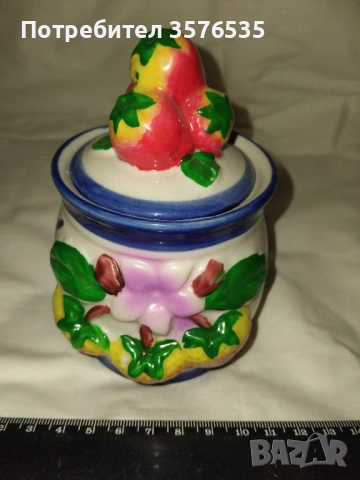 Продавам порцеланово бурканче - захарница.
