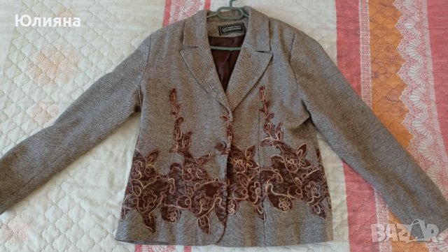 Сако с красиви цветя в кафяво 